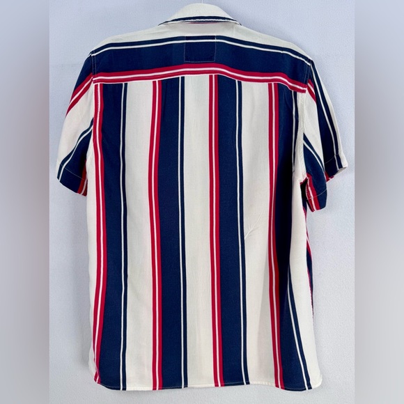 Men’s Hollister Red White And blue Casual Button Down Short Sleeve Shirt Sz L - Picture 6 of 7